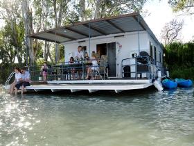 The Murray Dream Self Contained Moored Houseboat - WA Accommodation